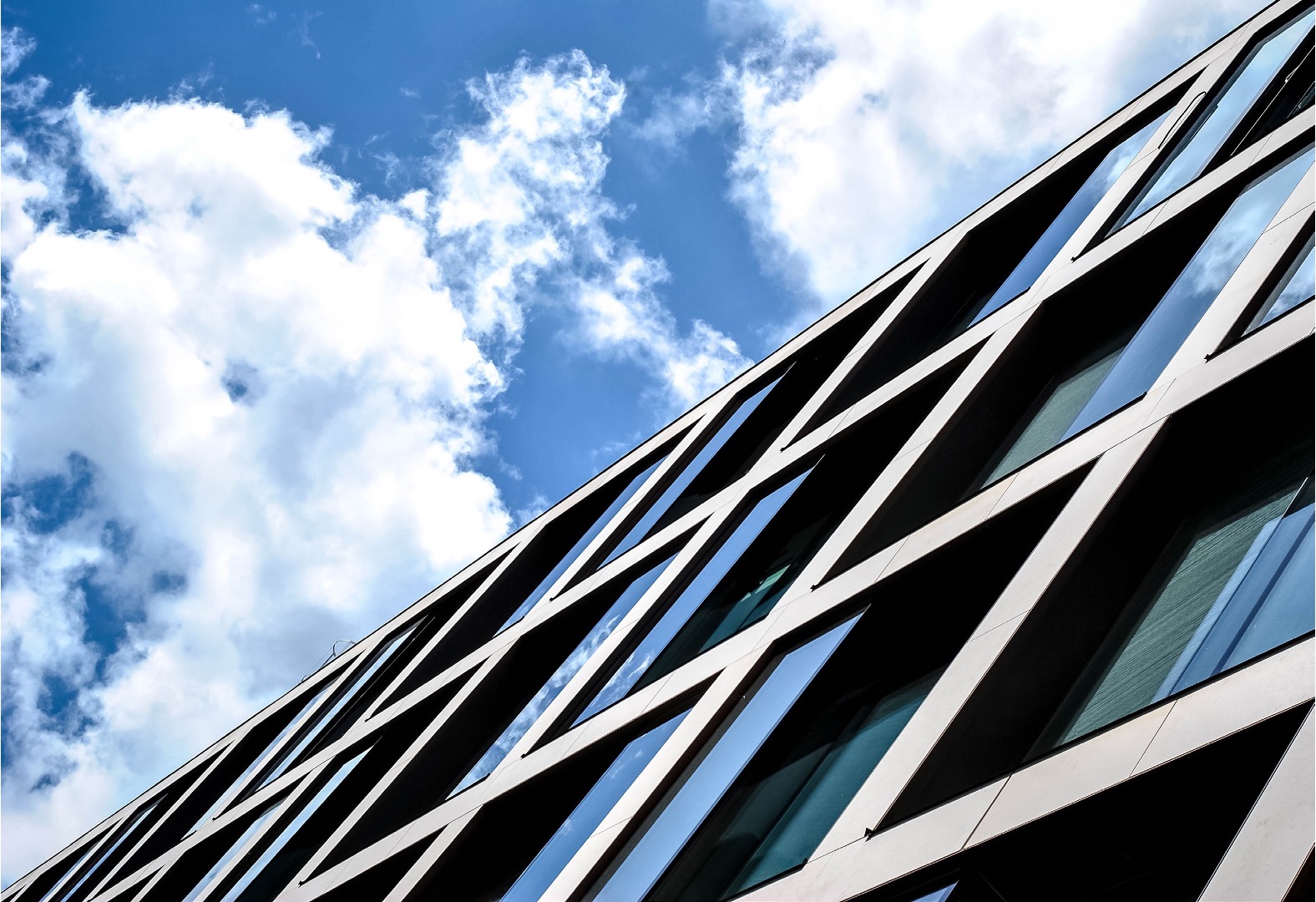 Façade moderne d'un bâtiment sous un ciel bleu