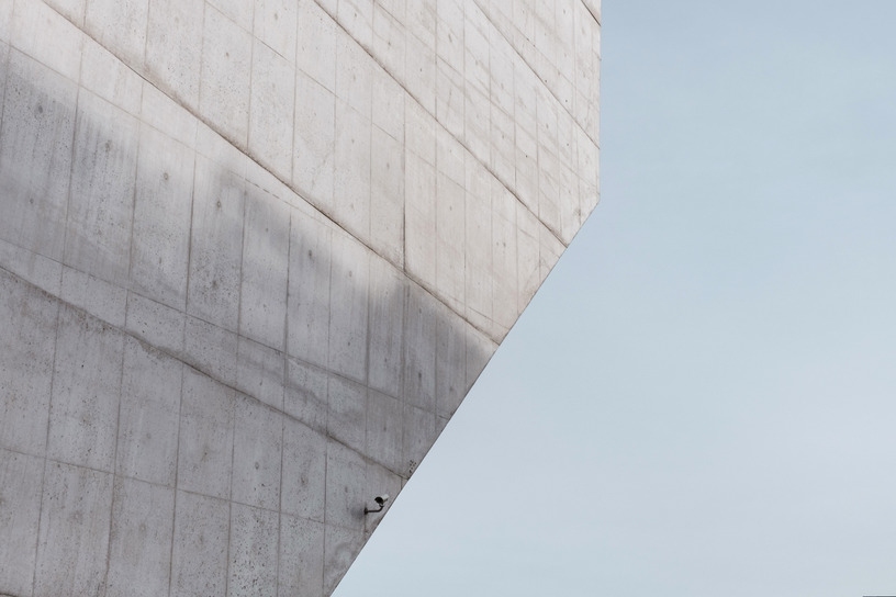 Architecture en béton sous un ciel clair